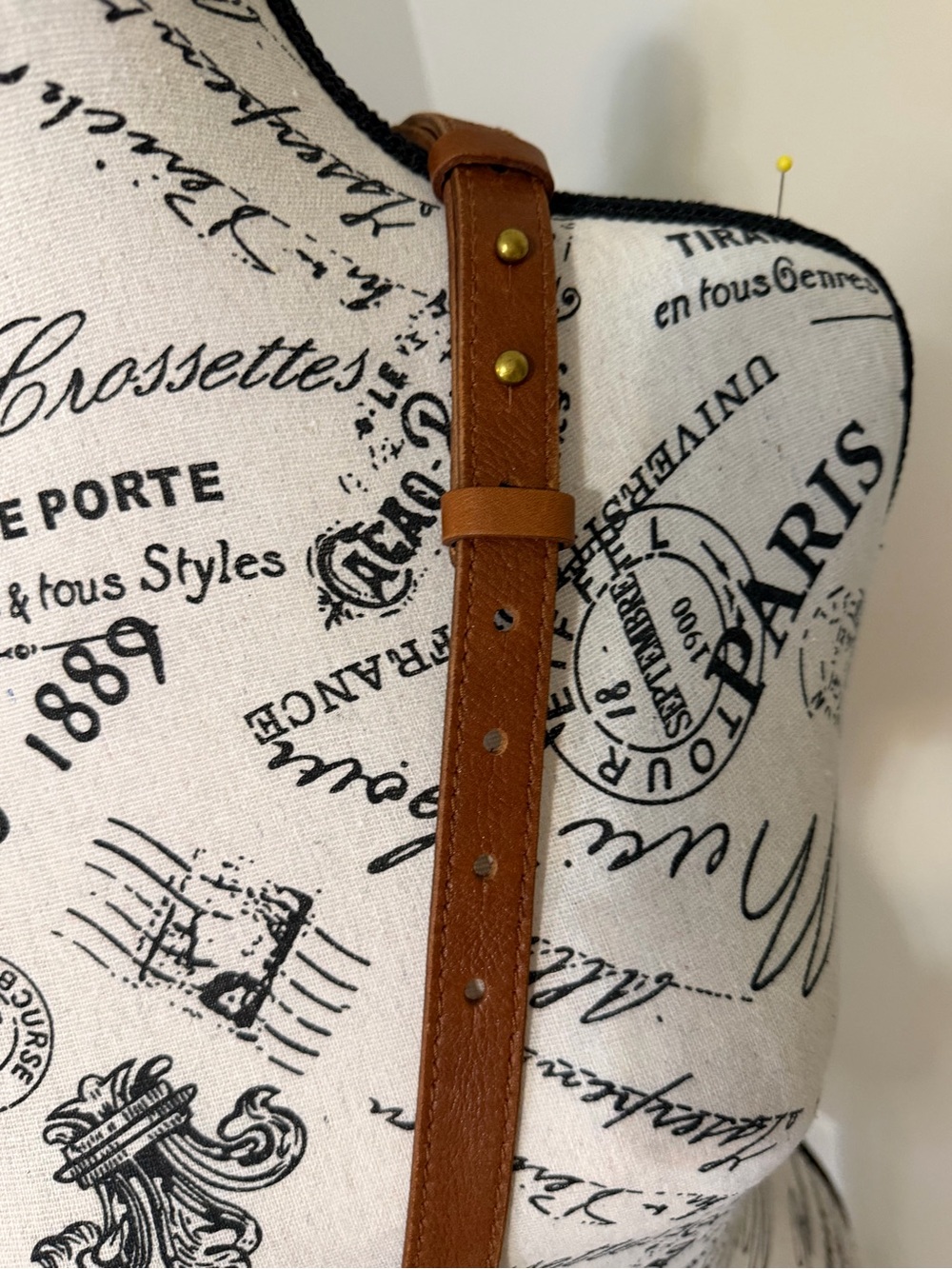 Madewell Round Crossbody Bag in Cognac Brown - Picture 4 of 10